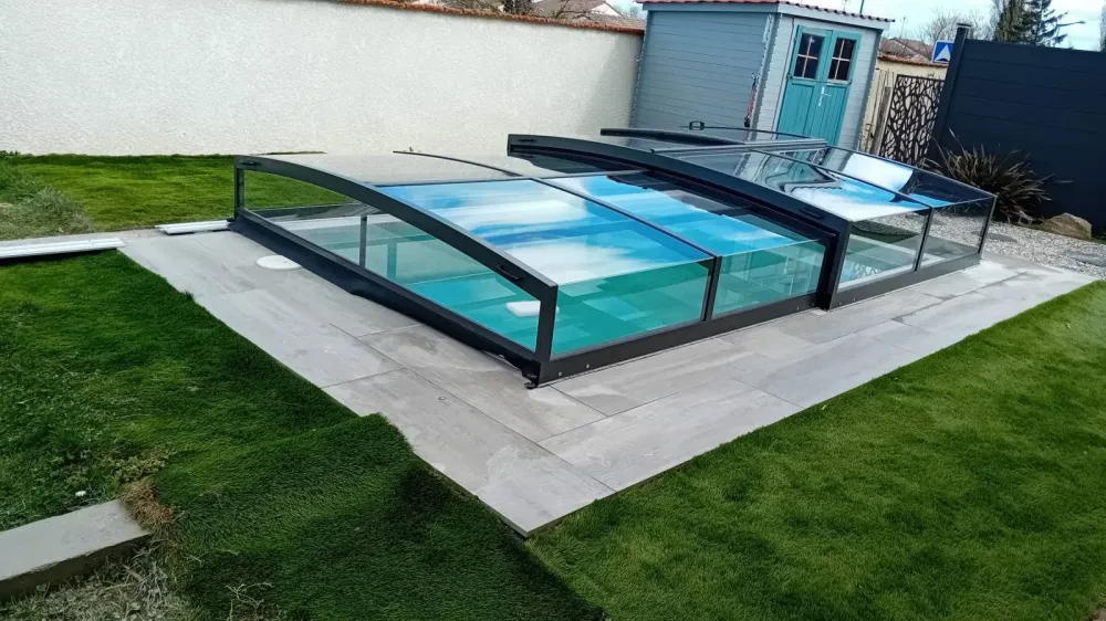Installation de deux abris de piscine plat Parade et Parade + sur la commune de Chaponnay