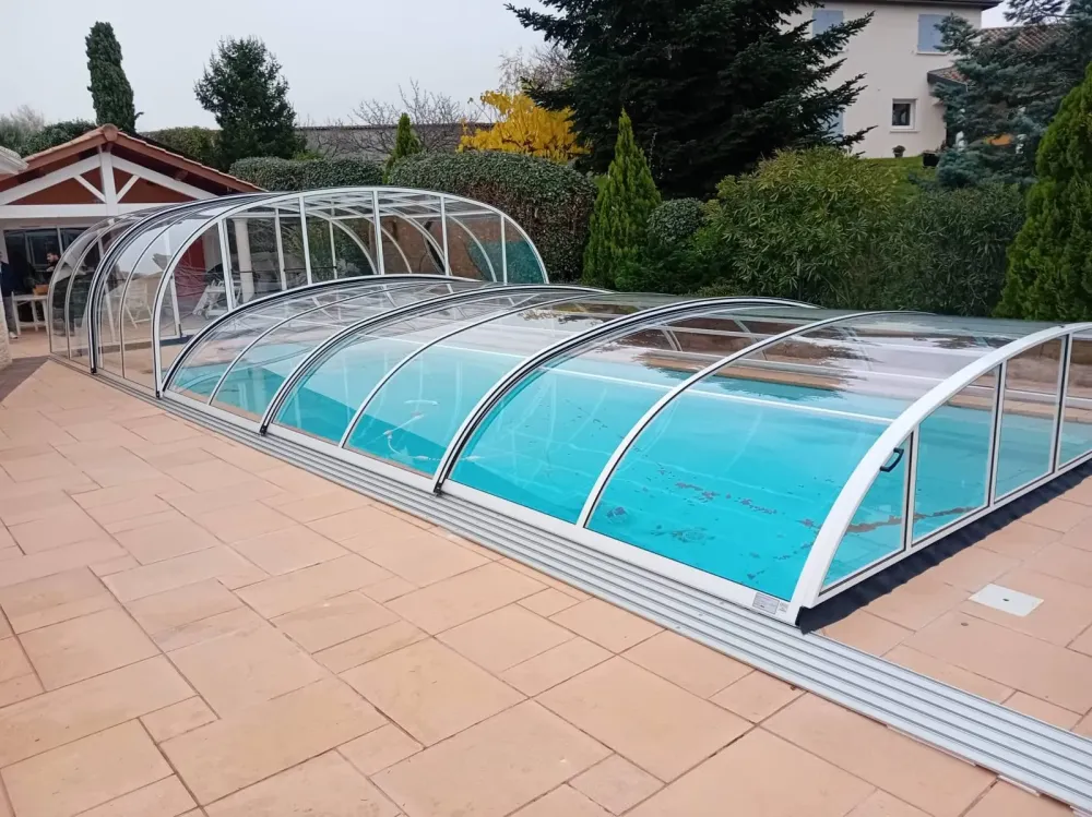 Installation d'un Abri de piscine Combi Elégant Compact à Vourles