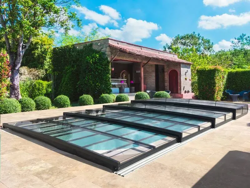 Installation d'un abri plat de piscine à Vienne et la région de Lyon