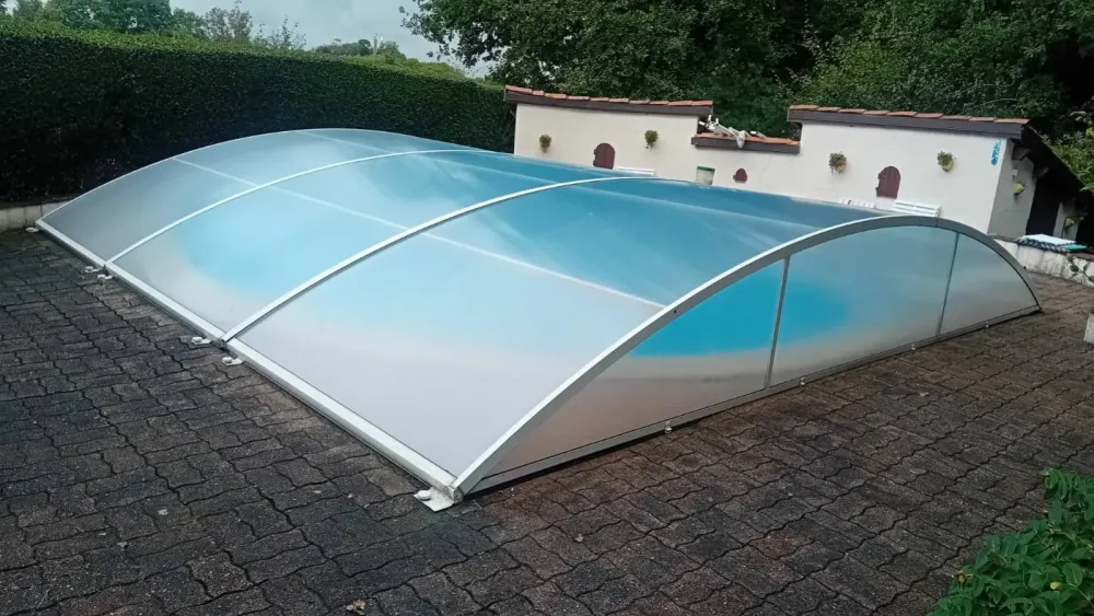 SAV pour remplacement de plaques en polycarbonate alvéolaire sur un abri relevable à Dommartin