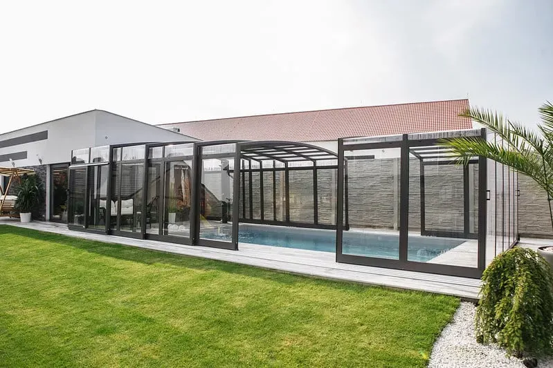 21 Abris de piscine Haut  adossé façade maison (11)